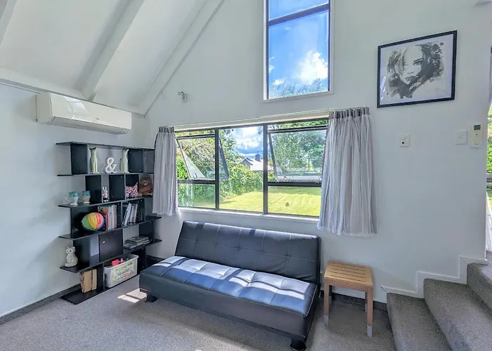 A Home With Spa Pool & Ride To Redwood Forest Holiday home