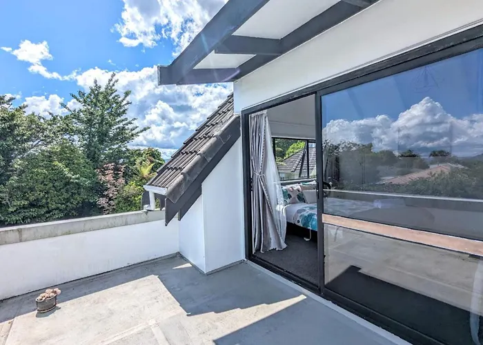 A Home With Spa Pool & Ride To Redwood Forest